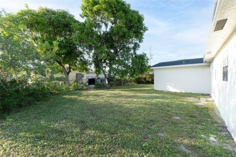 House in Lauderhill, Florida 5 bedrooms, 178.19 sq.m. № 1989720 - photo 18