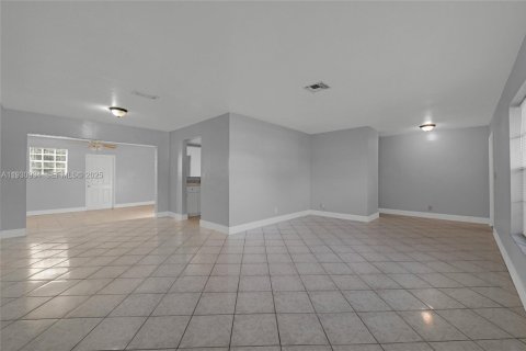 House in Lauderhill, Florida 5 bedrooms, 178.19 sq.m. № 1989720 - photo 5