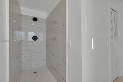 House in Lauderhill, Florida 5 bedrooms, 178.19 sq.m. № 1989720 - photo 14