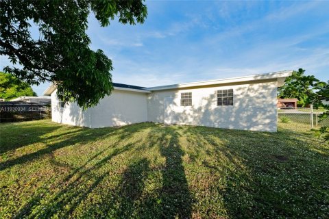House in Lauderhill, Florida 5 bedrooms, 178.19 sq.m. № 1989720 - photo 17