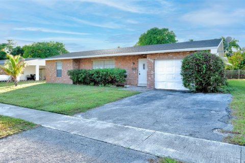 House in Lauderhill, Florida 5 bedrooms, 178.19 sq.m. № 1989720 - photo 2