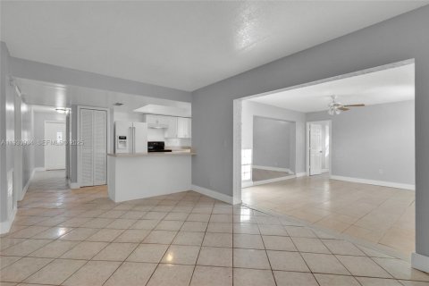 House in Lauderhill, Florida 5 bedrooms, 178.19 sq.m. № 1989720 - photo 6