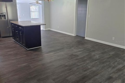 House in Tampa, Florida 4 bedrooms, 122.82 sq.m. № 1913674 - photo 3