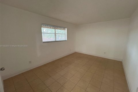 House in North Miami, Florida 1 bedroom, 65.03 sq.m. № 1783747 - photo 3