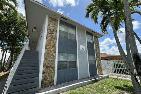 House in North Miami, Florida 1 bedroom, 65.03 sq.m. № 1783747 - photo 1