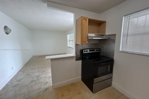 House in North Miami, Florida 1 bedroom, 65.03 sq.m. № 1783747 - photo 4