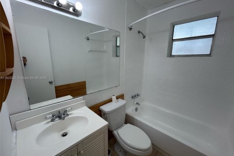 House in North Miami, Florida 1 bedroom, 65.03 sq.m. № 1783747 - photo 6