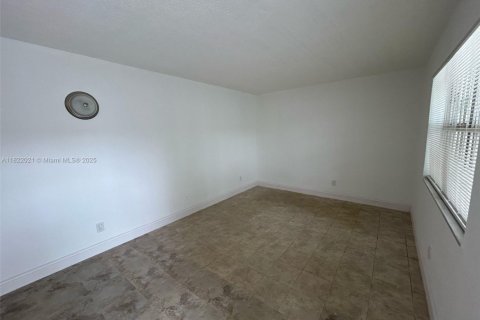House in North Miami, Florida 1 bedroom, 65.03 sq.m. № 1783747 - photo 5