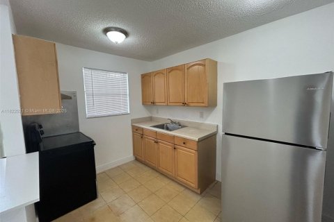 House in North Miami, Florida 1 bedroom, 65.03 sq.m. № 1783747 - photo 2