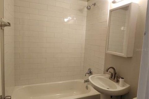 House in Brandon, Florida 3 bedrooms, 112.41 sq.m. № 2232914 - photo 7