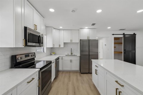 Villa ou maison à vendre à Tampa, Floride: 4 chambres, 111.48 m2 № 2200325 - photo 12