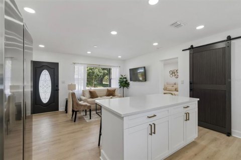 Villa ou maison à vendre à Tampa, Floride: 4 chambres, 111.48 m2 № 2200325 - photo 17