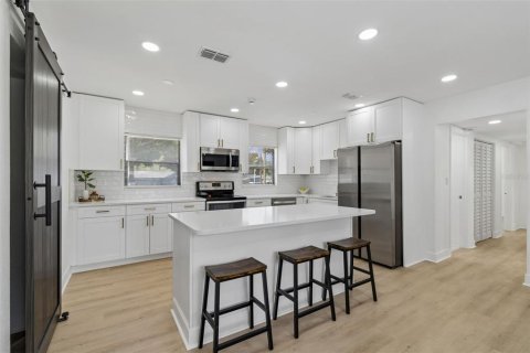 Villa ou maison à vendre à Tampa, Floride: 4 chambres, 111.48 m2 № 2200325 - photo 11