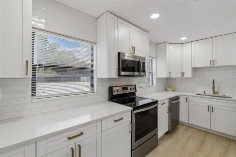 Villa ou maison à vendre à Tampa, Floride: 4 chambres, 111.48 m2 № 2200325 - photo 13