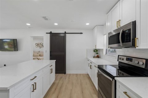 Villa ou maison à vendre à Tampa, Floride: 4 chambres, 111.48 m2 № 2200325 - photo 16