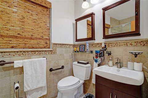 House in Miami Shores, Florida 3 bedrooms, 210.05 sq.m. № 2031195 - photo 24