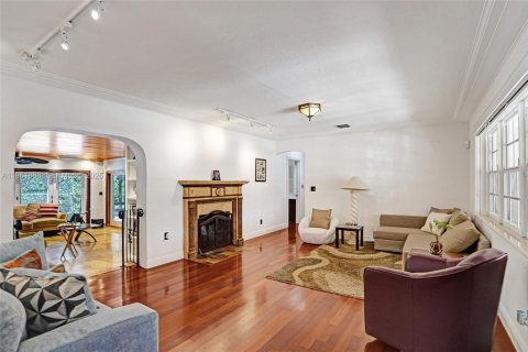 House in Miami Shores, Florida 3 bedrooms, 210.05 sq.m. № 2031195 - photo 22