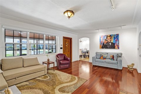 House in Miami Shores, Florida 3 bedrooms, 210.05 sq.m. № 2031195 - photo 19