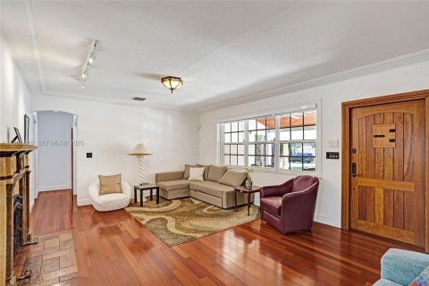 House in Miami Shores, Florida 3 bedrooms, 210.05 sq.m. № 2031195 - photo 21