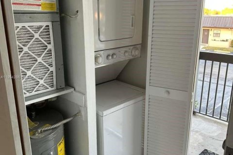 Condominio en venta en Pembroke Pines, Florida, 2 dormitorios, 73.11 m2 № 2055891 - foto 4