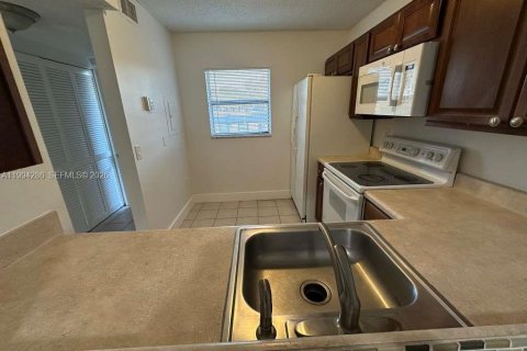 Condominio en venta en Pembroke Pines, Florida, 2 dormitorios, 73.11 m2 № 2055891 - foto 12