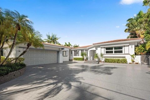 House in Miami, Florida 5 bedrooms, 382.66 sq.m. № 2041417