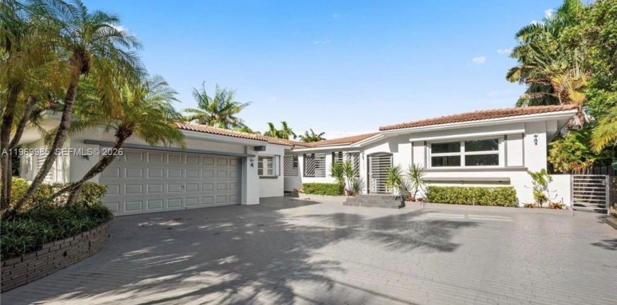 House in Miami, Florida 5 bedrooms, 382.66 sq.m. № 2041417