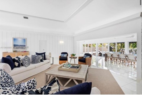 House in Miami, Florida 5 bedrooms, 382.66 sq.m. № 2041417 - photo 8