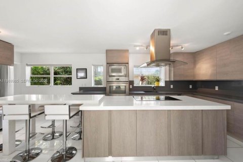 House in Miami, Florida 5 bedrooms, 382.66 sq.m. № 2041417 - photo 13