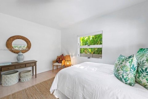 House in Miami, Florida 5 bedrooms, 382.66 sq.m. № 2041417 - photo 20