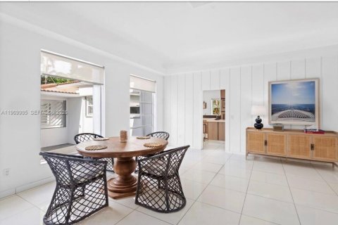 House in Miami, Florida 5 bedrooms, 382.66 sq.m. № 2041417 - photo 11