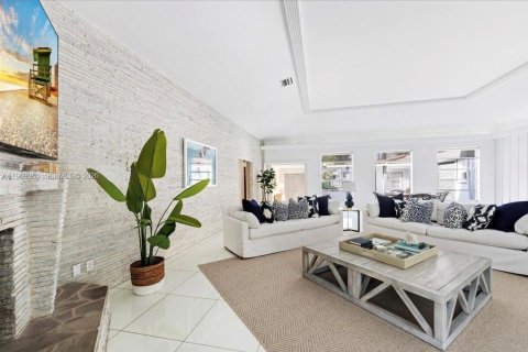 House in Miami, Florida 5 bedrooms, 382.66 sq.m. № 2041417 - photo 7