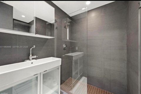 House in Miami, Florida 5 bedrooms, 382.66 sq.m. № 2041417 - photo 22