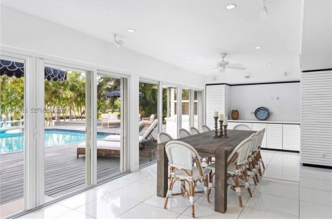 House in Miami, Florida 5 bedrooms, 382.66 sq.m. № 2041417 - photo 9