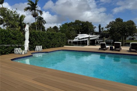 House in Miami, Florida 5 bedrooms, 382.66 sq.m. № 2041417 - photo 26