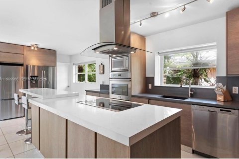 House in Miami, Florida 5 bedrooms, 382.66 sq.m. № 2041417 - photo 14