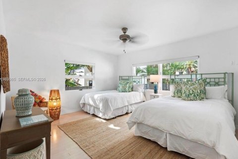 House in Miami, Florida 5 bedrooms, 382.66 sq.m. № 2041417 - photo 21