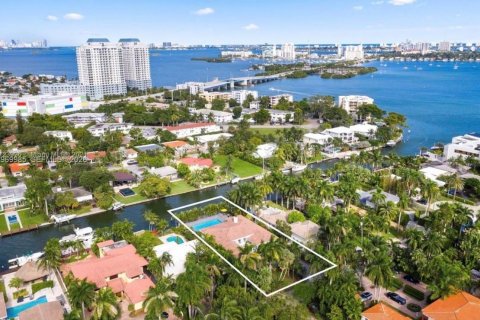 House in Miami, Florida 5 bedrooms, 382.66 sq.m. № 2041417 - photo 30