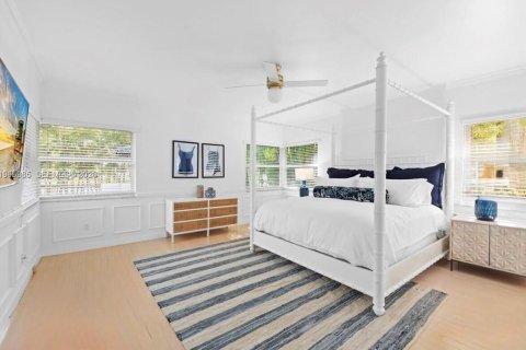 House in Miami, Florida 5 bedrooms, 382.66 sq.m. № 2041417 - photo 15