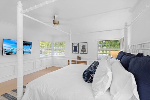 House in Miami, Florida 5 bedrooms, 382.66 sq.m. № 2041417 - photo 16