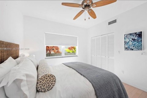 House in Miami, Florida 5 bedrooms, 382.66 sq.m. № 2041417 - photo 19