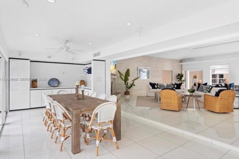 House in Miami, Florida 5 bedrooms, 382.66 sq.m. № 2041417 - photo 10