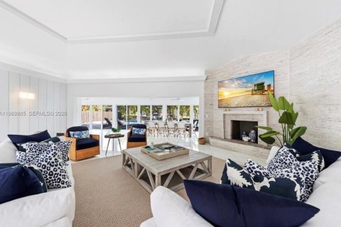 House in Miami, Florida 5 bedrooms, 382.66 sq.m. № 2041417 - photo 4