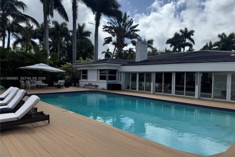House in Miami, Florida 5 bedrooms, 382.66 sq.m. № 2041417 - photo 28