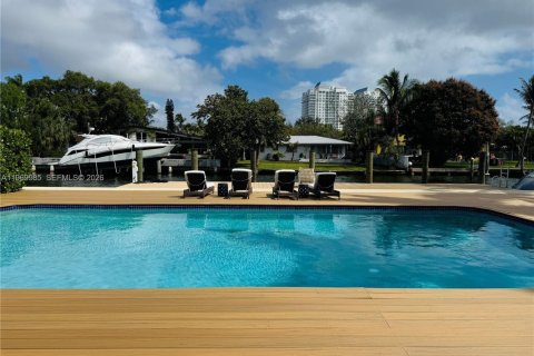 House in Miami, Florida 5 bedrooms, 382.66 sq.m. № 2041417 - photo 25