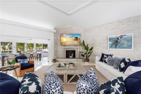 House in Miami, Florida 5 bedrooms, 382.66 sq.m. № 2041417 - photo 5