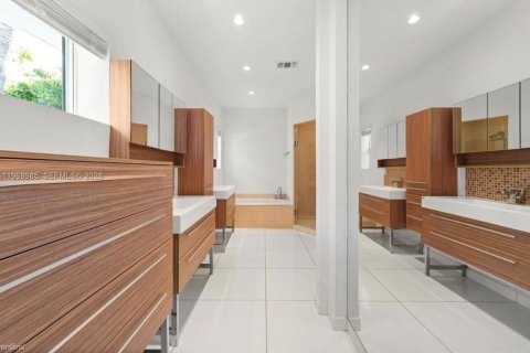 House in Miami, Florida 5 bedrooms, 382.66 sq.m. № 2041417 - photo 17