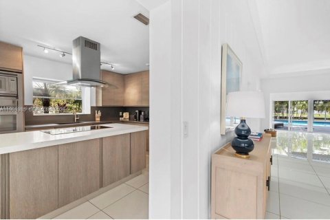 House in Miami, Florida 5 bedrooms, 382.66 sq.m. № 2041417 - photo 12