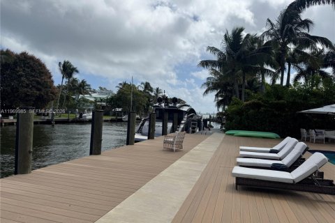 House in Miami, Florida 5 bedrooms, 382.66 sq.m. № 2041417 - photo 27