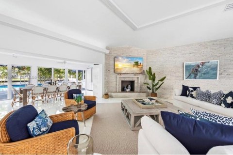 House in Miami, Florida 5 bedrooms, 382.66 sq.m. № 2041417 - photo 6